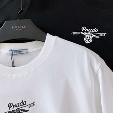 Prada 普拉达 2026SS春夏新品 复古1913盾徽短袖👕甄选液氨工艺高支双股精梳棉,面料厚实顺滑 Prada 普拉达 2026SS春夏新品 复古1913盾徽短袖👕甄选液氨工艺高支双股精梳棉,面料厚实顺滑