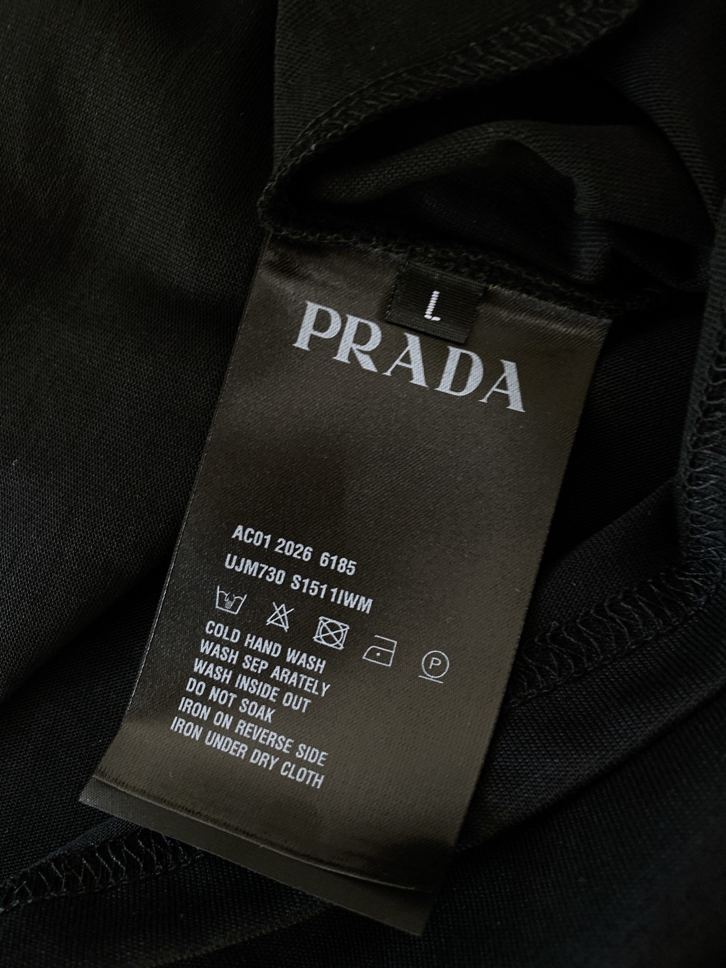 Prada 普拉达 2026SS春夏新品 复古1913盾徽短袖👕甄选液氨工艺高支双股精梳棉，面料厚实顺滑