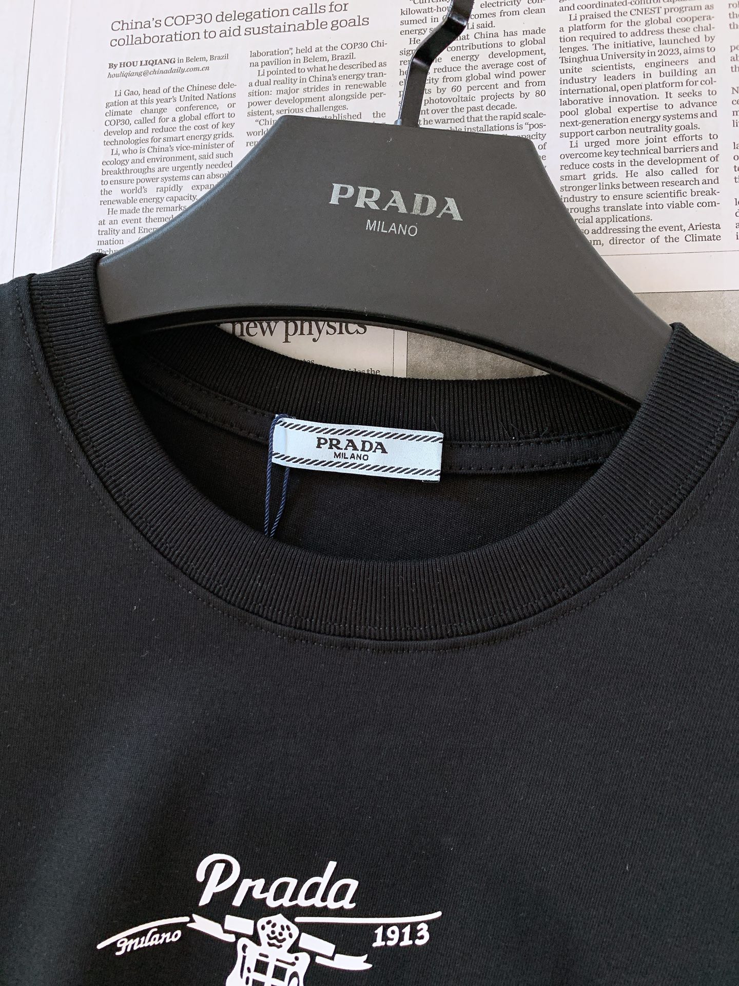 Prada 普拉达 2026SS春夏新品 复古1913盾徽短袖👕甄选液氨工艺高支双股精梳棉，面料厚实顺滑