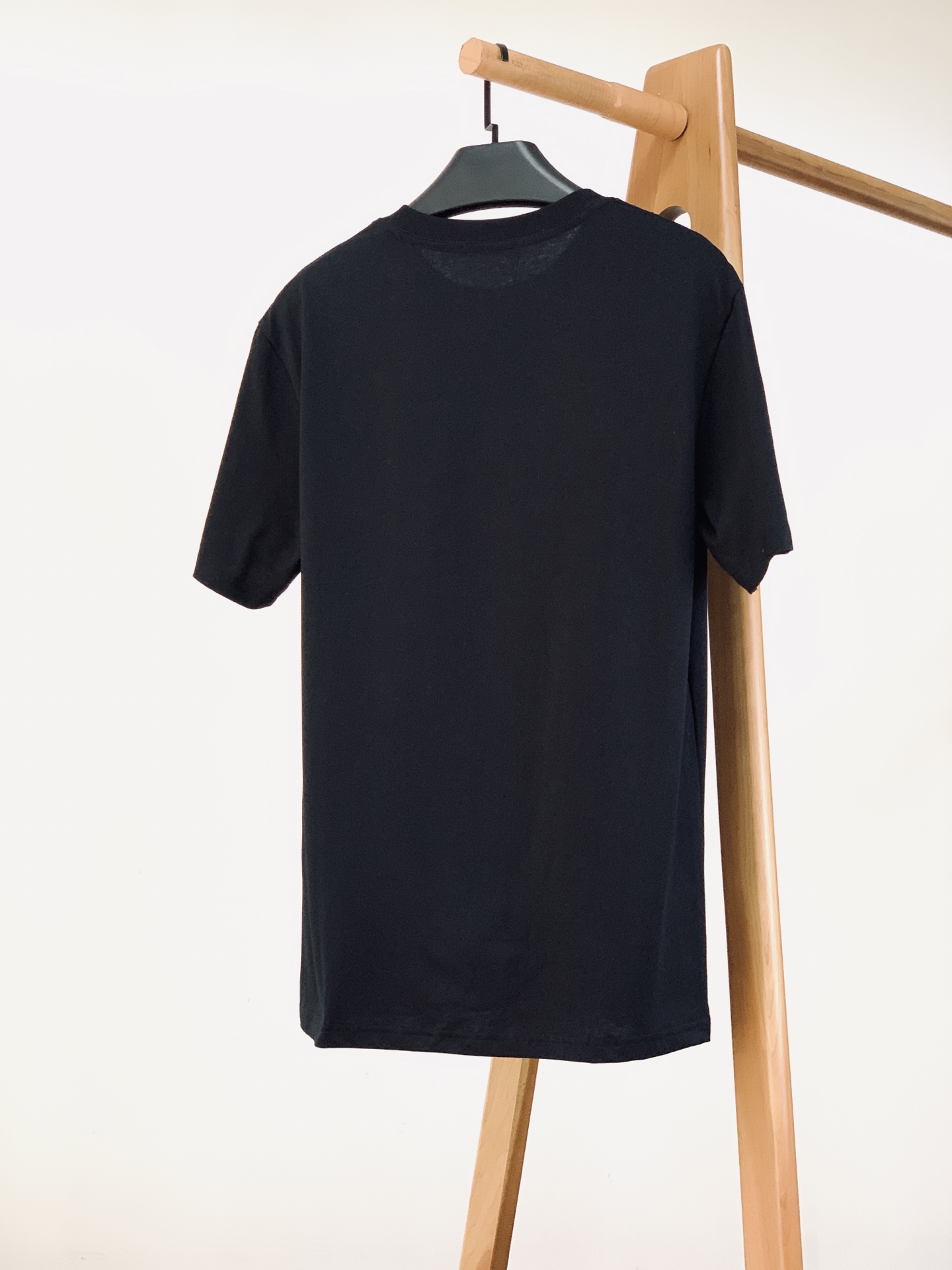 Prada 普拉达 2026SS春夏新品 复古1913盾徽短袖👕甄选液氨工艺高支双股精梳棉，面料厚实顺滑