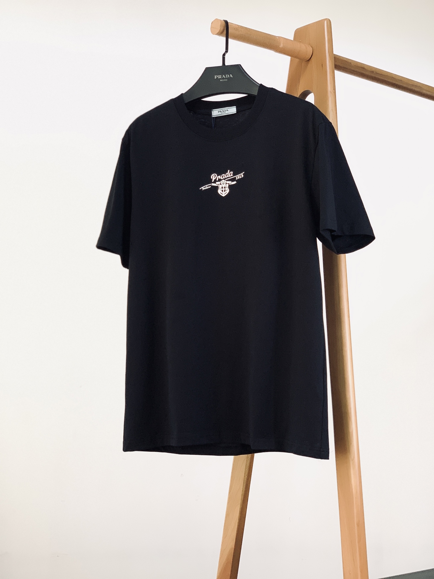 Prada 普拉达 2026SS春夏新品 复古1913盾徽短袖👕甄选液氨工艺高支双股精梳棉，面料厚实顺滑