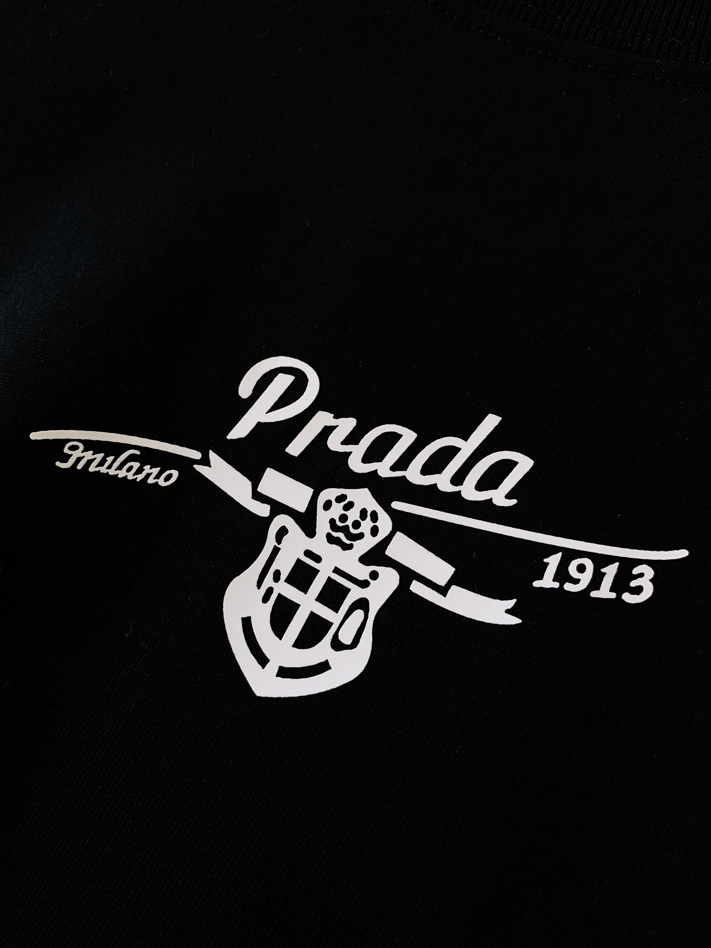 Prada 普拉达 2026SS春夏新品 复古1913盾徽短袖👕甄选液氨工艺高支双股精梳棉，面料厚实顺滑
