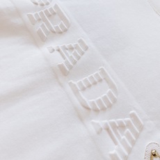 Prada 普拉达 2026SS春夏新品 立体浮雕字母金属三角标短袖👕甄选液氨工艺高支双股精梳棉打造,面 Prada 普拉达 2026SS春夏新品 立体浮雕字母金属三角标短袖👕甄选液氨工艺高支双股精梳棉打造,面