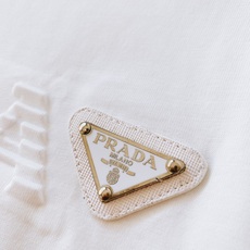 Prada 普拉达 2026SS春夏新品 立体浮雕字母金属三角标短袖👕甄选液氨工艺高支双股精梳棉打造,面 Prada 普拉达 2026SS春夏新品 立体浮雕字母金属三角标短袖👕甄选液氨工艺高支双股精梳棉打造,面