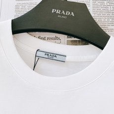 Prada 普拉达 2026SS春夏新品 立体浮雕字母金属三角标短袖👕甄选液氨工艺高支双股精梳棉打造,面 Prada 普拉达 2026SS春夏新品 立体浮雕字母金属三角标短袖👕甄选液氨工艺高支双股精梳棉打造,面