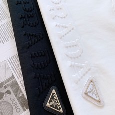 Prada 普拉达 2026SS春夏新品 立体浮雕字母金属三角标短袖👕甄选液氨工艺高支双股精梳棉打造,面 Prada 普拉达 2026SS春夏新品 立体浮雕字母金属三角标短袖👕甄选液氨工艺高支双股精梳棉打造,面