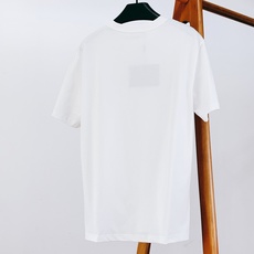 Prada 普拉达 2026SS春夏新品 立体浮雕字母金属三角标短袖👕甄选液氨工艺高支双股精梳棉打造,面 Prada 普拉达 2026SS春夏新品 立体浮雕字母金属三角标短袖👕甄选液氨工艺高支双股精梳棉打造,面