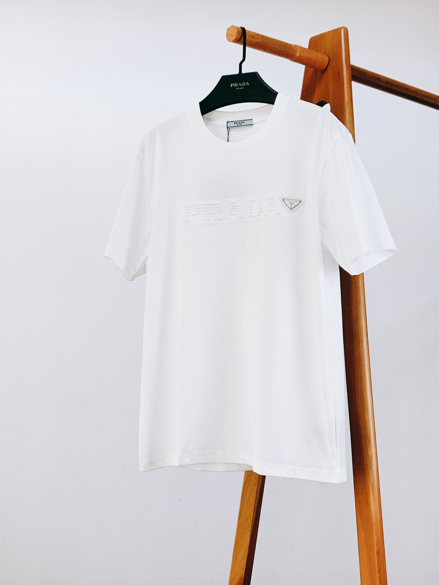 Prada 普拉达 2026SS春夏新品 立体浮雕字母金属三角标短袖👕甄选液氨工艺高支双股精梳棉打造，面