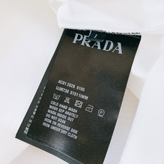 Prada 普拉达 2026SS春夏新品 立体浮雕字母金属三角标短袖👕甄选液氨工艺高支双股精梳棉打造,面 Prada 普拉达 2026SS春夏新品 立体浮雕字母金属三角标短袖👕甄选液氨工艺高支双股精梳棉打造,面
