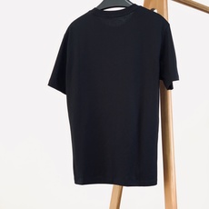 Prada 普拉达 2026SS春夏新品 立体浮雕字母金属三角标短袖👕甄选液氨工艺高支双股精梳棉打造,面 Prada 普拉达 2026SS春夏新品 立体浮雕字母金属三角标短袖👕甄选液氨工艺高支双股精梳棉打造,面