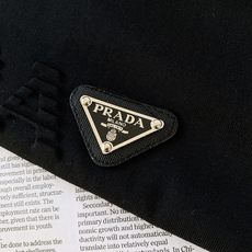 Prada 普拉达 2026SS春夏新品 立体浮雕字母金属三角标短袖👕甄选液氨工艺高支双股精梳棉打造,面 Prada 普拉达 2026SS春夏新品 立体浮雕字母金属三角标短袖👕甄选液氨工艺高支双股精梳棉打造,面