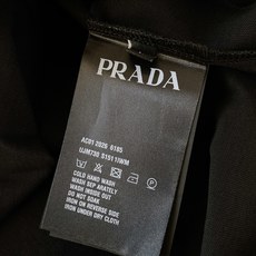 Prada 普拉达 2026SS春夏新品 立体浮雕字母金属三角标短袖👕甄选液氨工艺高支双股精梳棉打造,面 Prada 普拉达 2026SS春夏新品 立体浮雕字母金属三角标短袖👕甄选液氨工艺高支双股精梳棉打造,面