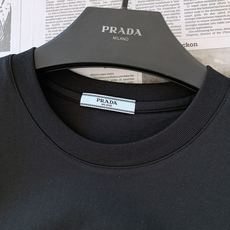 Prada 普拉达 2026SS春夏新品 立体浮雕字母金属三角标短袖👕甄选液氨工艺高支双股精梳棉打造,面 Prada 普拉达 2026SS春夏新品 立体浮雕字母金属三角标短袖👕甄选液氨工艺高支双股精梳棉打造,面