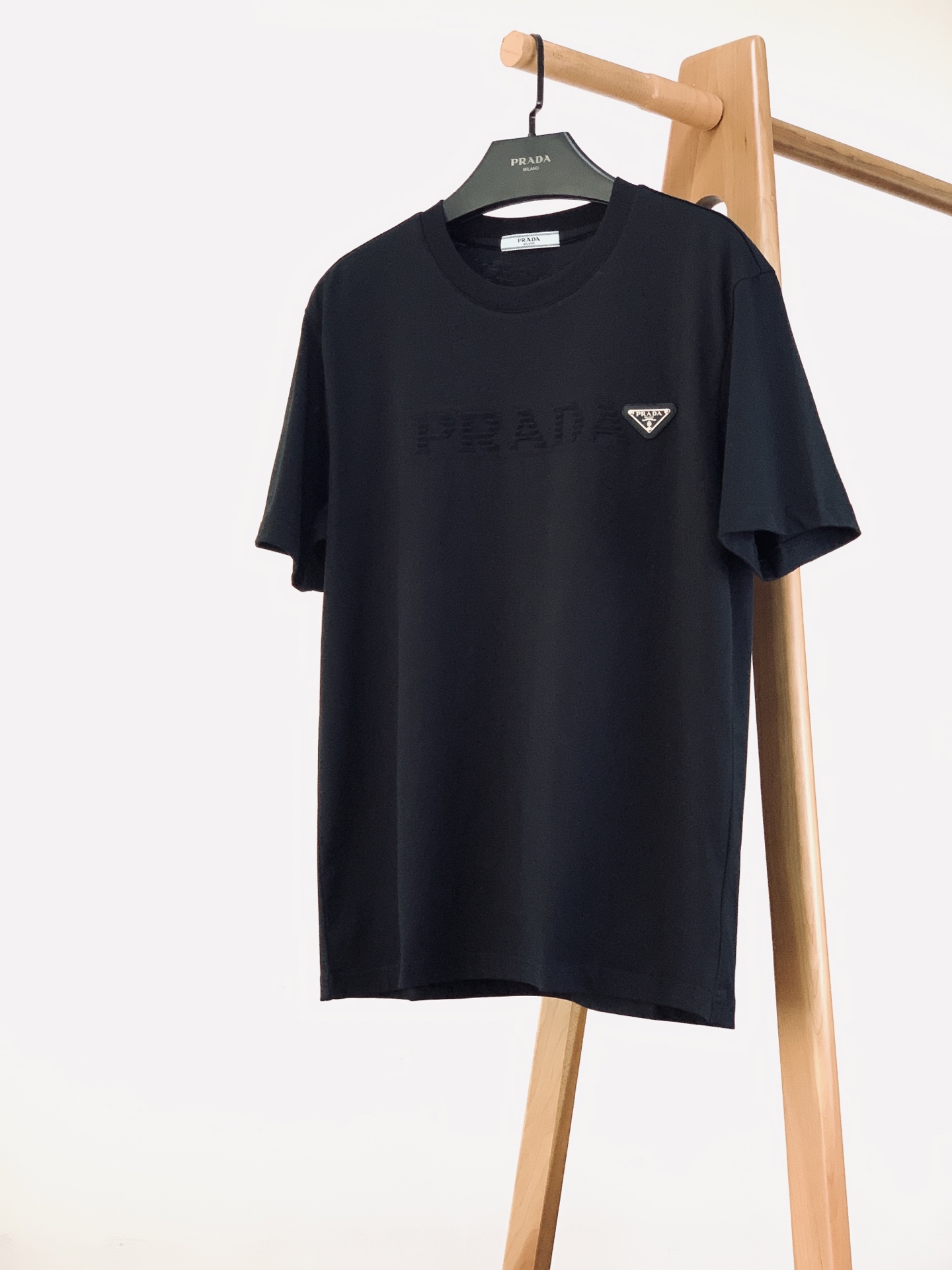 Prada 普拉达 2026SS春夏新品 立体浮雕字母金属三角标短袖👕甄选液氨工艺高支双股精梳棉打造，面