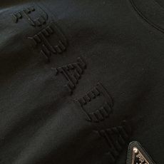 Prada 普拉达 2026SS春夏新品 立体浮雕字母金属三角标短袖👕甄选液氨工艺高支双股精梳棉打造,面 Prada 普拉达 2026SS春夏新品 立体浮雕字母金属三角标短袖👕甄选液氨工艺高支双股精梳棉打造,面