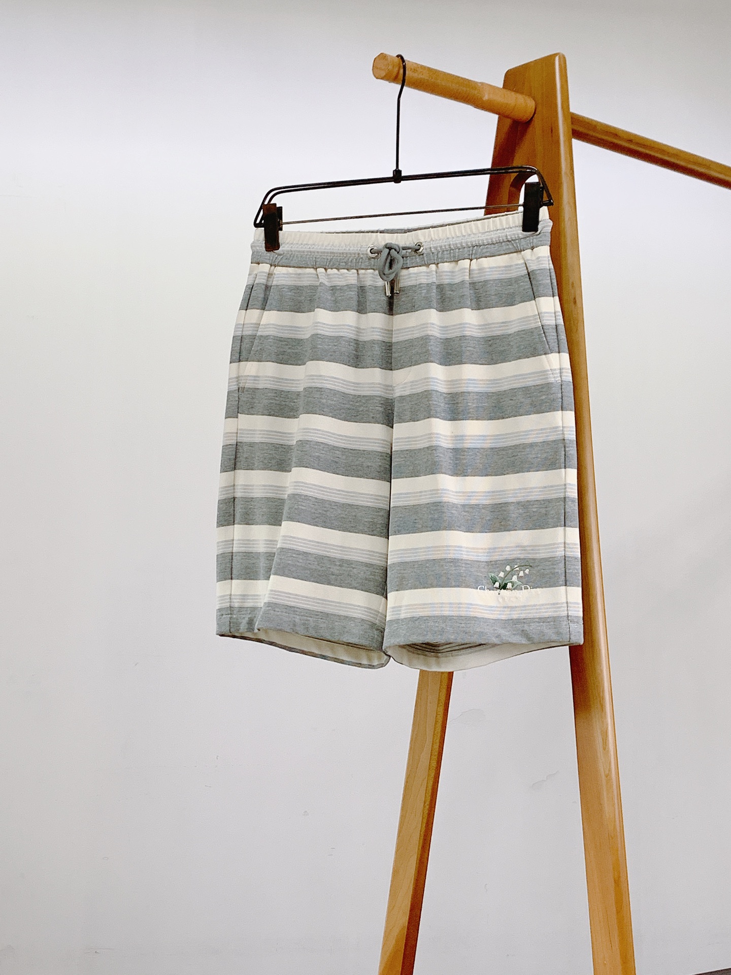 Dior Homme 迪奥·桀傲 2026SS春夏新品 复古条纹铃兰刺绣五分针织短裤🩳甄选高弹竖条混纺针