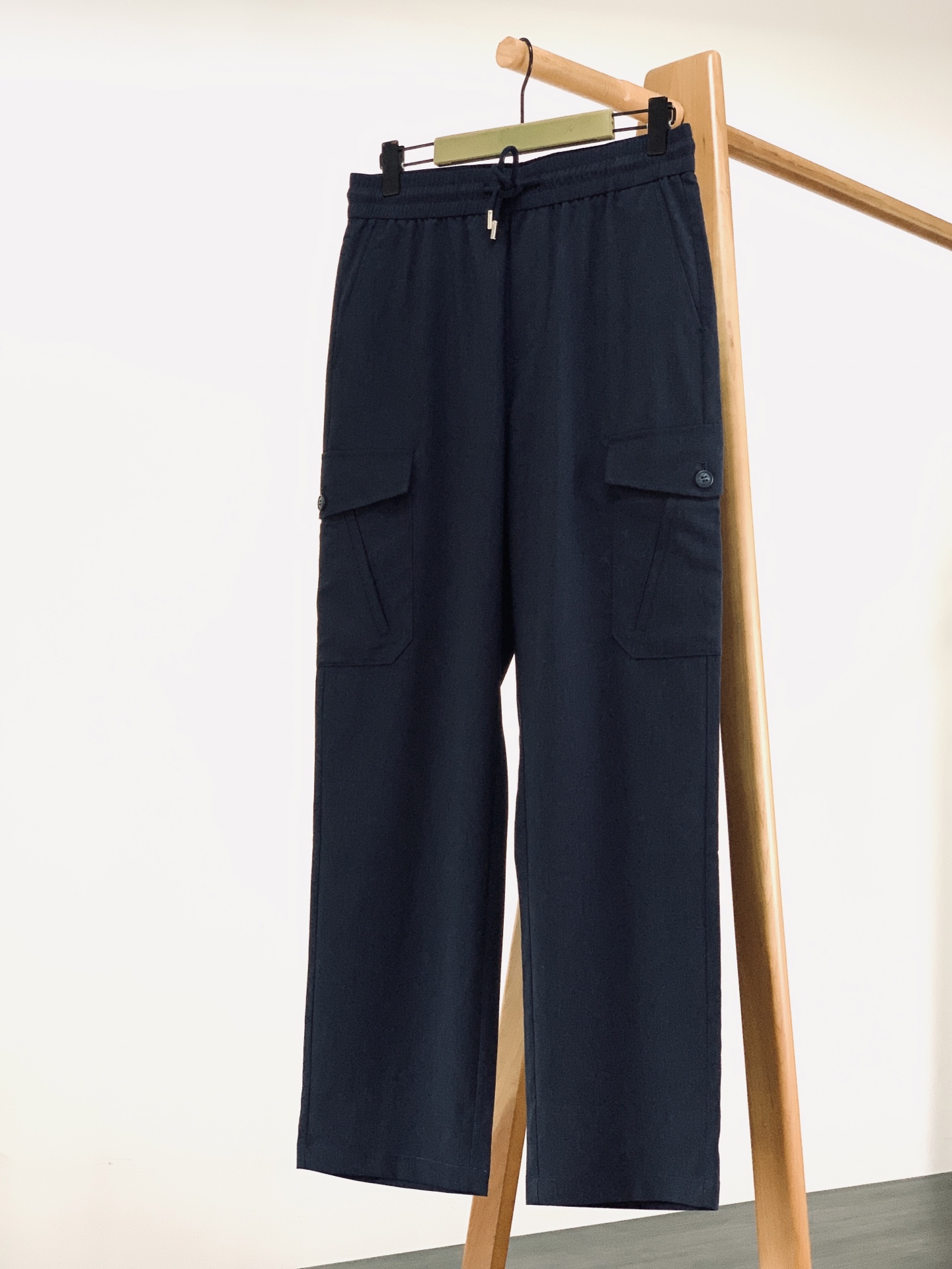 DOLCE&GABBANA 杜嘉班纳 2026SS春夏新品复古刺绣工装阔腿休闲裤👖定制天丝混纺斜纹面料，