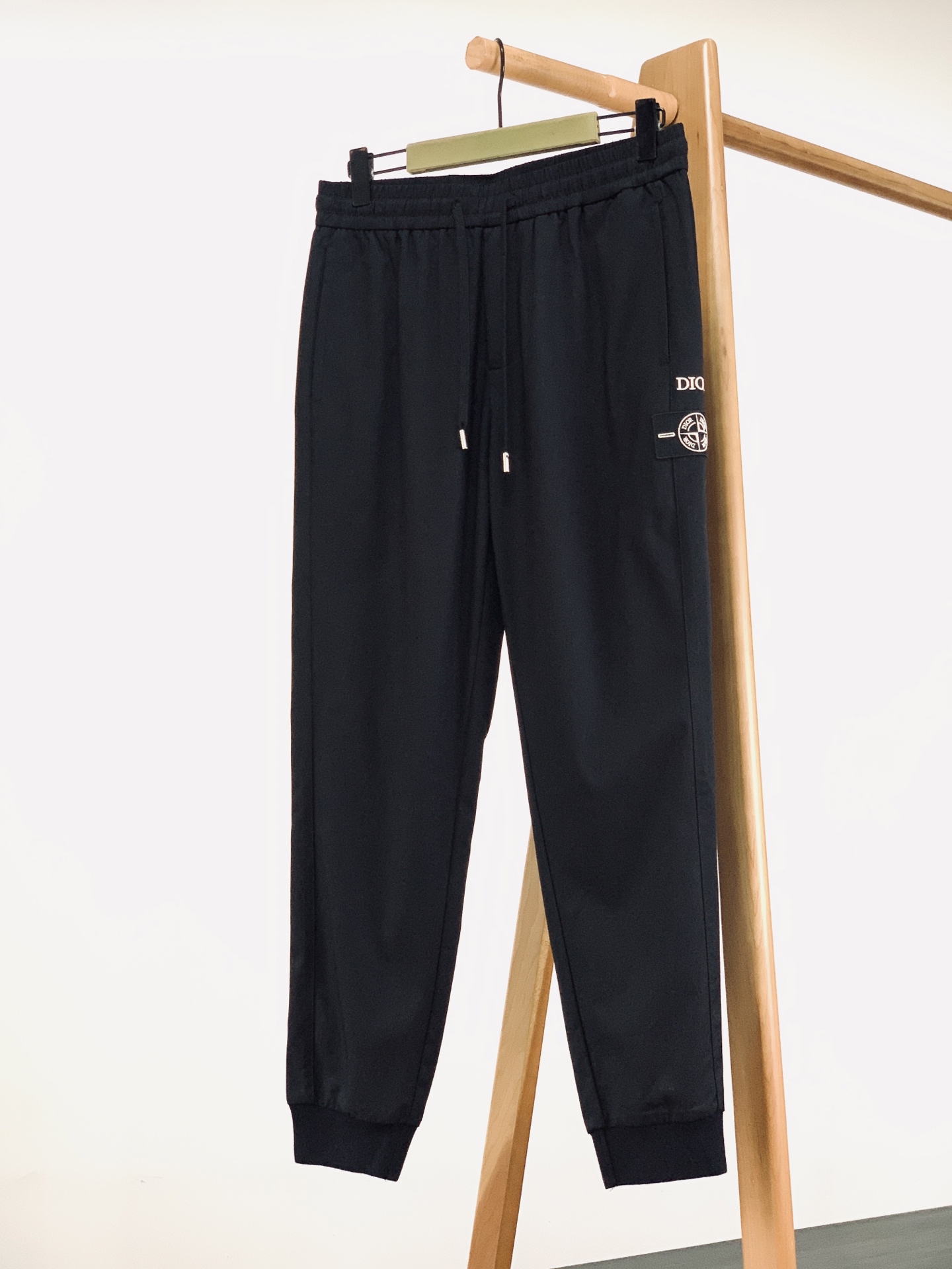 Dior Homme 迪奥·桀傲 2026SS春夏新品 罗盘刺绣束脚休闲卫裤👖定制垂感混纺机能面料，哑光