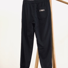 Dior Homme 迪奥·桀傲 2026SS春夏新品 罗盘刺绣束脚休闲卫裤👖定制垂感混纺机能面料,哑光 Dior Homme 迪奥·桀傲 2026SS春夏新品 罗盘刺绣束脚休闲卫裤👖定制垂感混纺机能面料,哑光