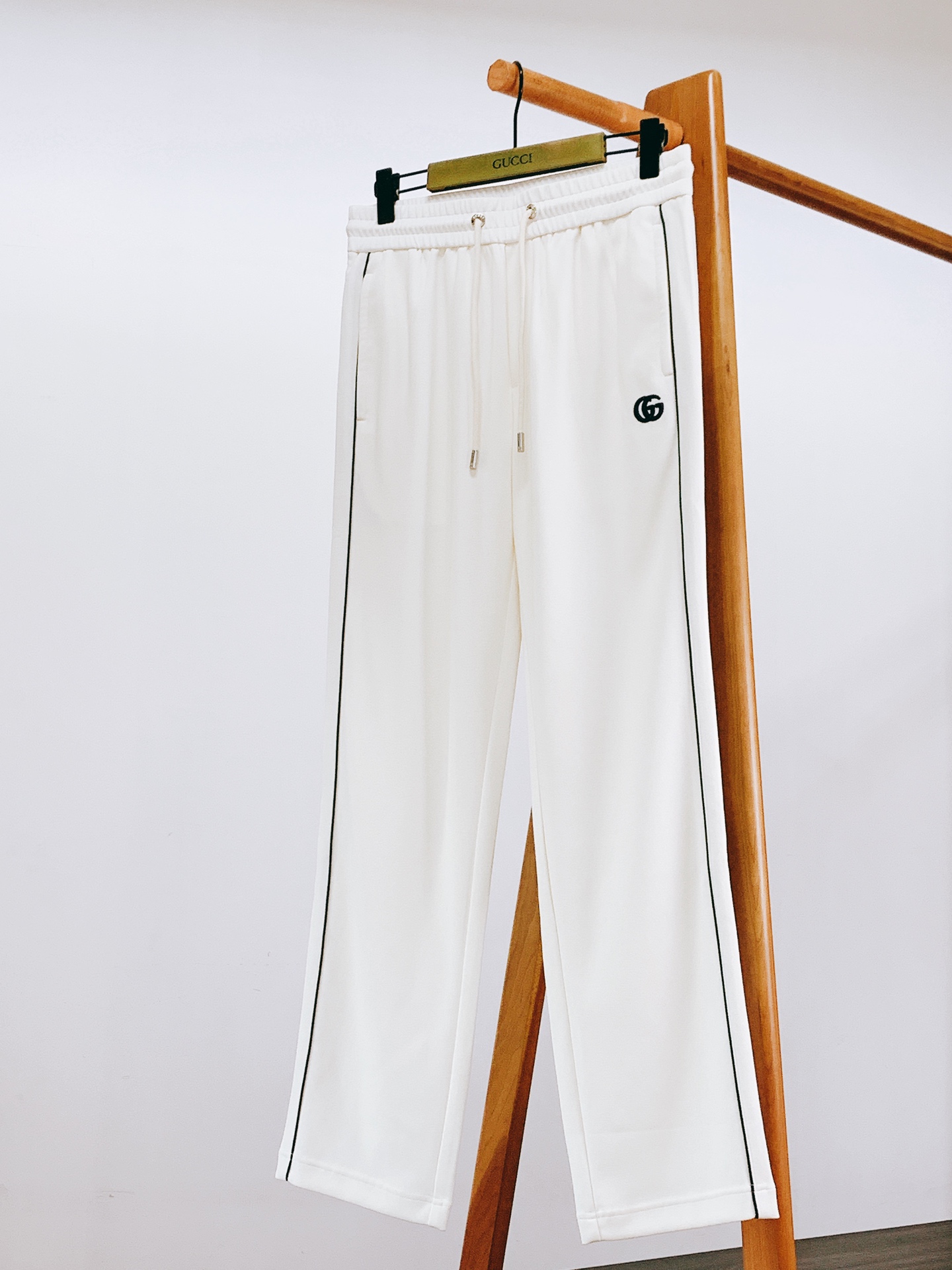 Gucci 古驰 2026SS春夏新品 织带直筒休闲卫裤👖定制高密珠地空气层面料，蜂窝透气肌理干爽不粘身