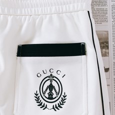 Gucci 古驰 2026SS春夏新品 织带直筒休闲卫裤👖定制高密珠地空气层面料,蜂窝透气肌理干爽不粘身 Gucci 古驰 2026SS春夏新品 织带直筒休闲卫裤👖定制高密珠地空气层面料,蜂窝透气肌理干爽不粘身