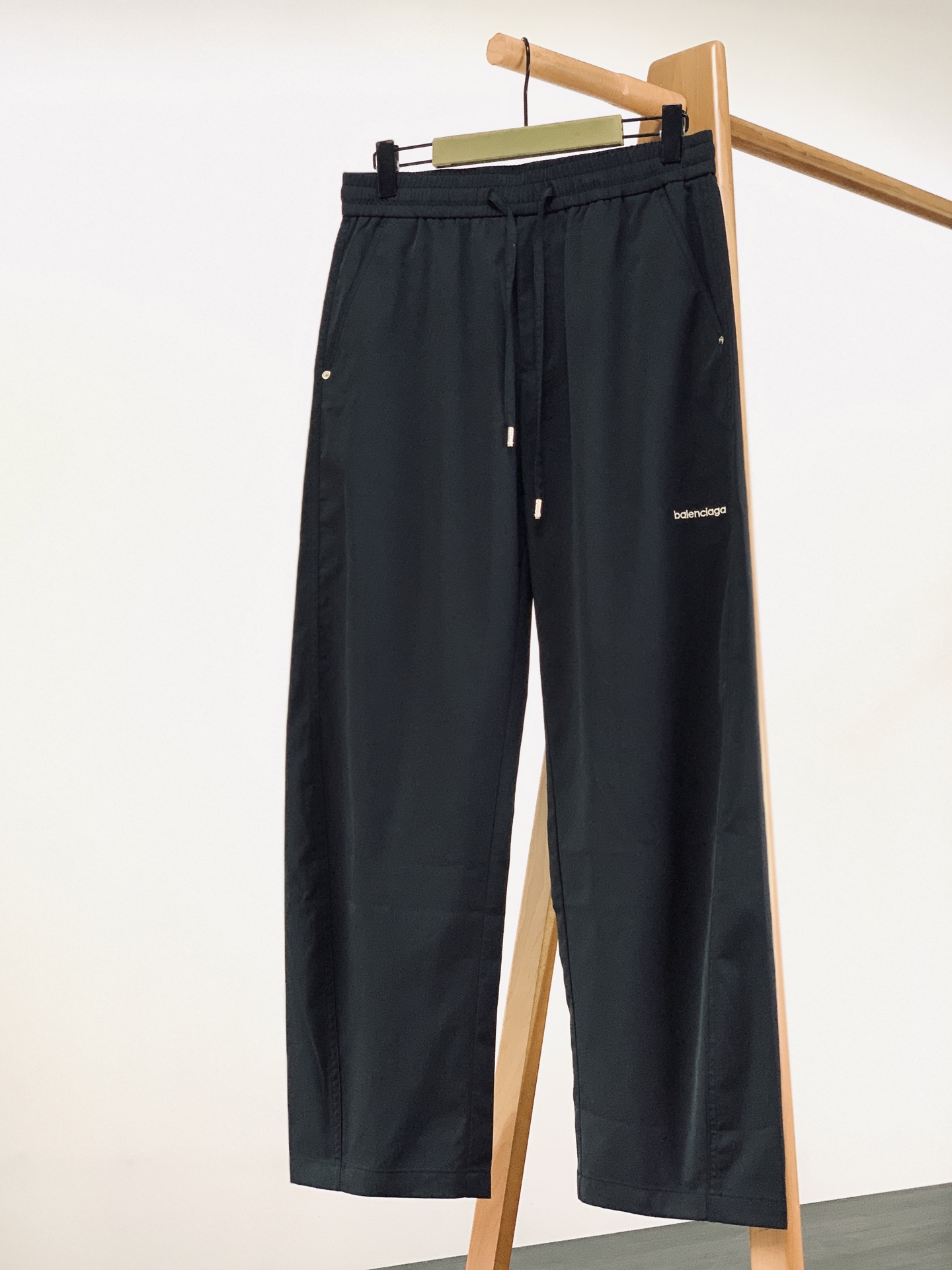𝐁𝐚𝐥𝐞𝐧𝐜𝐢𝐚𝐠𝐚 巴黎世家 2026SS春夏新品 极简直筒休闲长裤👖定制哑光机能斜纹面料，透气抗皱垂