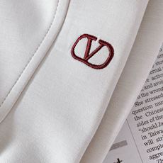 Valentino 华伦天奴 2026SS早春新品复古V标束脚卫裤👖定制高密空气层针织面料,软糯透气,抗 Valentino 华伦天奴 2026SS早春新品复古V标束脚卫裤👖定制高密空气层针织面料,软糯透气,抗