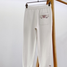 Valentino 华伦天奴 2026SS早春新品复古V标束脚卫裤👖定制高密空气层针织面料,软糯透气,抗 Valentino 华伦天奴 2026SS早春新品复古V标束脚卫裤👖定制高密空气层针织面料,软糯透气,抗