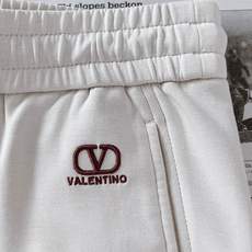 Valentino 华伦天奴 2026SS早春新品复古V标束脚卫裤👖定制高密空气层针织面料,软糯透气,抗 Valentino 华伦天奴 2026SS早春新品复古V标束脚卫裤👖定制高密空气层针织面料,软糯透气,抗