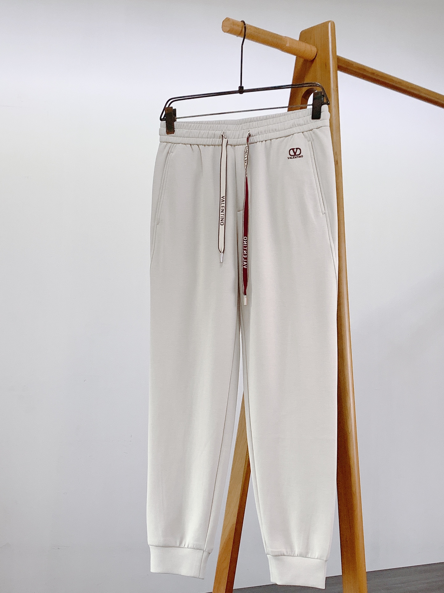 Valentino 华伦天奴 2026SS早春新品复古V标束脚卫裤👖定制高密空气层针织面料，软糯透气，抗