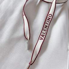 Valentino 华伦天奴 2026SS早春新品复古V标束脚卫裤👖定制高密空气层针织面料,软糯透气,抗 Valentino 华伦天奴 2026SS早春新品复古V标束脚卫裤👖定制高密空气层针织面料,软糯透气,抗