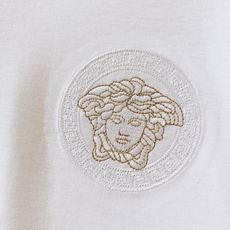 Versace 范思哲 2026SS春夏新品美杜莎金线刺绣短袖👕液氨丝光棉面料丝滑垂顺,透气抗皱久洗不发 Versace 范思哲 2026SS春夏新品美杜莎金线刺绣短袖👕液氨丝光棉面料丝滑垂顺,透气抗皱久洗不发