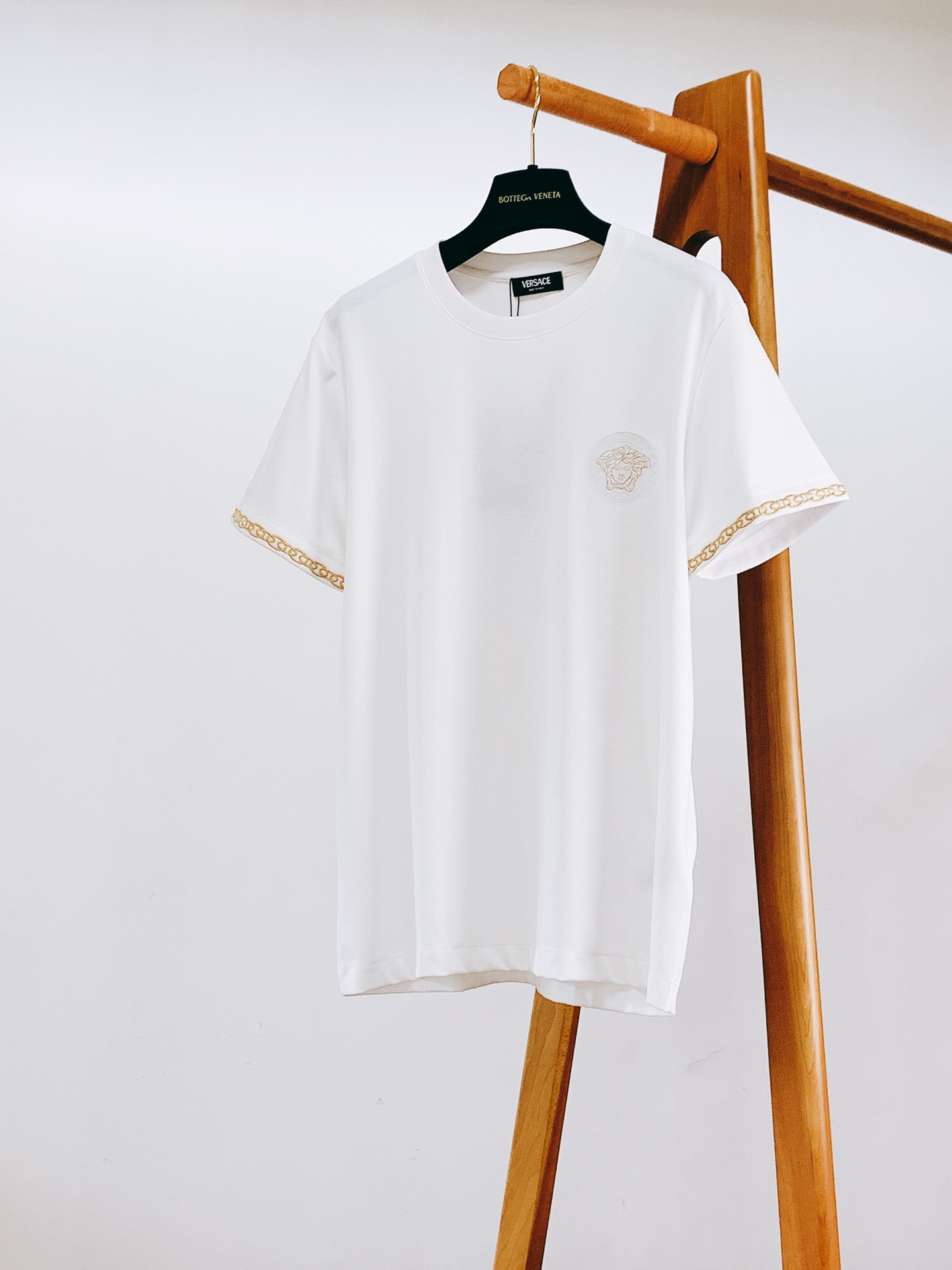 Versace 范思哲 2026SS春夏新品美杜莎金线刺绣短袖👕液氨丝光棉面料丝滑垂顺，透气抗皱久洗不发