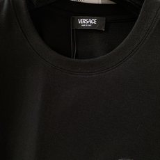 Versace 范思哲 2026SS春夏新品美杜莎金线刺绣短袖👕液氨丝光棉面料丝滑垂顺,透气抗皱久洗不发 Versace 范思哲 2026SS春夏新品美杜莎金线刺绣短袖👕液氨丝光棉面料丝滑垂顺,透气抗皱久洗不发
