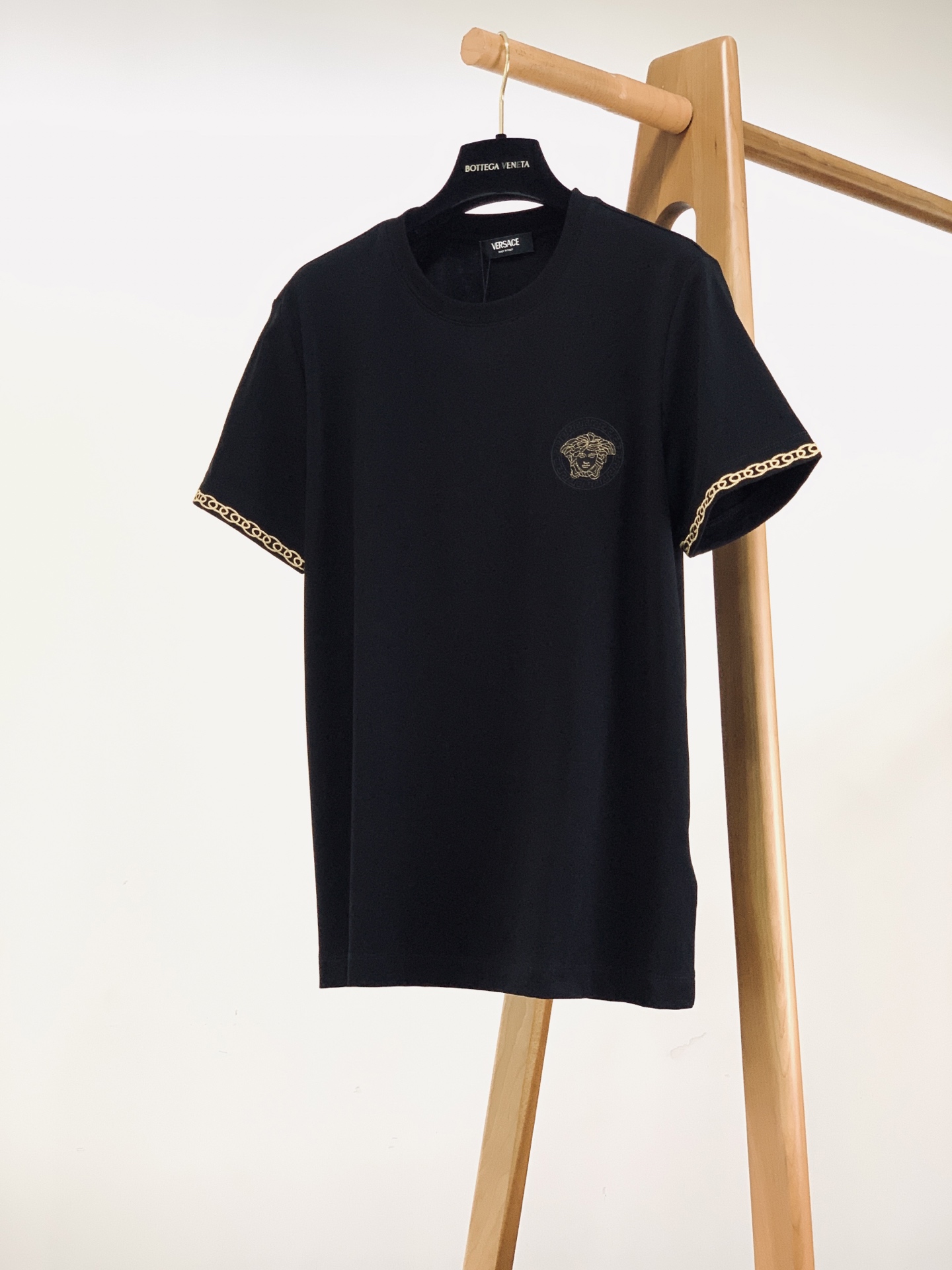Versace 范思哲 2026SS春夏新品美杜莎金线刺绣短袖👕液氨丝光棉面料丝滑垂顺，透气抗皱久洗不发