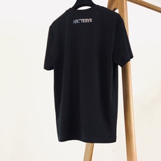 ARCTERYX 始祖鸟 2026SS春夏新品渐变骨架刺绣短袖上新!冰感珠地棉透气速干,户外久穿干爽不粘 ARCTERYX 始祖鸟 2026SS春夏新品渐变骨架刺绣短袖上新!冰感珠地棉透气速干,户外久穿干爽不粘