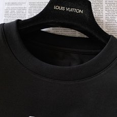 LouisVuitton 路易威登 2026SS春夏新品立体珠绣皮质标短袖👕液氨丝光长绒棉丝滑垂顺,预缩 LouisVuitton 路易威登 2026SS春夏新品立体珠绣皮质标短袖👕液氨丝光长绒棉丝滑垂顺,预缩