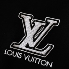 LouisVuitton 路易威登 2026SS春夏新品立体珠绣皮质标短袖👕液氨丝光长绒棉丝滑垂顺,预缩 LouisVuitton 路易威登 2026SS春夏新品立体珠绣皮质标短袖👕液氨丝光长绒棉丝滑垂顺,预缩