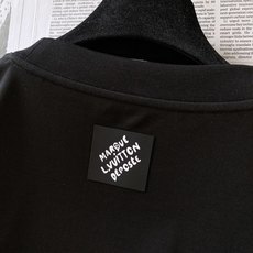 LouisVuitton 路易威登 2026SS春夏新品立体珠绣皮质标短袖👕液氨丝光长绒棉丝滑垂顺,预缩 LouisVuitton 路易威登 2026SS春夏新品立体珠绣皮质标短袖👕液氨丝光长绒棉丝滑垂顺,预缩