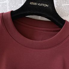 LouisVuitton 路易威登 2026SS春夏新品立体珠绣皮质标短袖👕液氨丝光长绒棉丝滑垂顺,预缩 LouisVuitton 路易威登 2026SS春夏新品立体珠绣皮质标短袖👕液氨丝光长绒棉丝滑垂顺,预缩