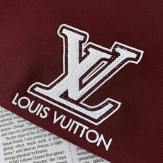 LouisVuitton 路易威登 2026SS春夏新品立体珠绣皮质标短袖👕液氨丝光长绒棉丝滑垂顺,预缩 LouisVuitton 路易威登 2026SS春夏新品立体珠绣皮质标短袖👕液氨丝光长绒棉丝滑垂顺,预缩