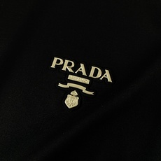 Prada 普拉达 2026SS春夏新品金色复古徽章刺绣短袖👕液氨丝光长绒棉冰凉丝滑,预缩抗洗不易发黄变 Prada 普拉达 2026SS春夏新品金色复古徽章刺绣短袖👕液氨丝光长绒棉冰凉丝滑,预缩抗洗不易发黄变