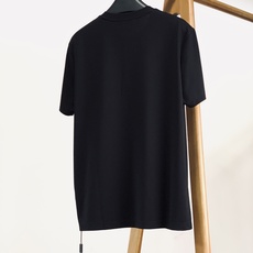 Prada 普拉达 2026SS春夏新品金色复古徽章刺绣短袖👕液氨丝光长绒棉冰凉丝滑,预缩抗洗不易发黄变 Prada 普拉达 2026SS春夏新品金色复古徽章刺绣短袖👕液氨丝光长绒棉冰凉丝滑,预缩抗洗不易发黄变
