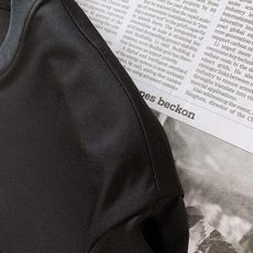 Prada 普拉达 2026SS春夏新品金色复古徽章刺绣短袖👕液氨丝光长绒棉冰凉丝滑,预缩抗洗不易发黄变 Prada 普拉达 2026SS春夏新品金色复古徽章刺绣短袖👕液氨丝光长绒棉冰凉丝滑,预缩抗洗不易发黄变
