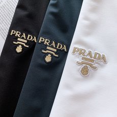Prada 普拉达 2026SS春夏新品金色复古徽章刺绣短袖👕液氨丝光长绒棉冰凉丝滑,预缩抗洗不易发黄变 Prada 普拉达 2026SS春夏新品金色复古徽章刺绣短袖👕液氨丝光长绒棉冰凉丝滑,预缩抗洗不易发黄变