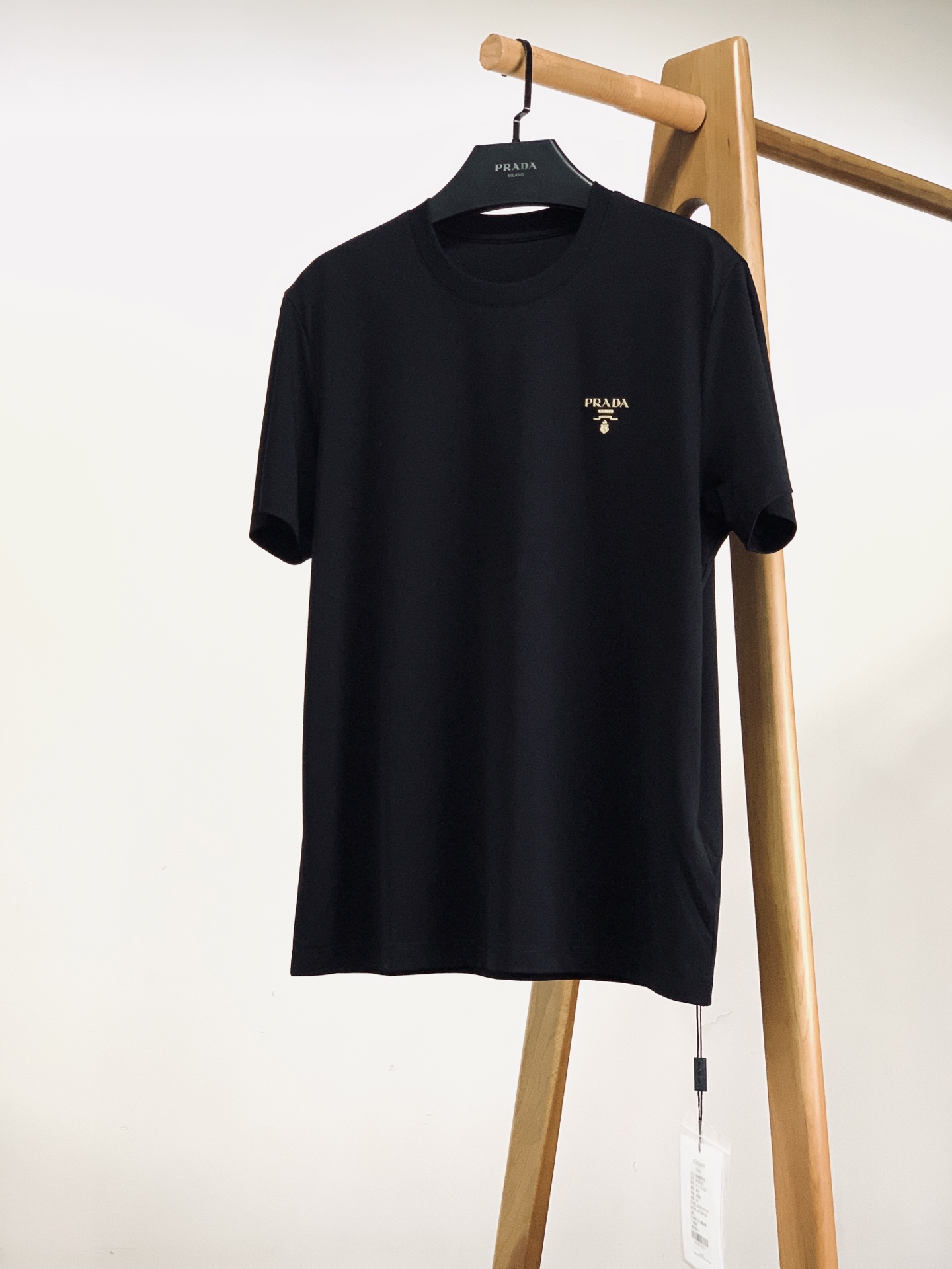 Prada 普拉达 2026SS春夏新品金色复古徽章刺绣短袖👕液氨丝光长绒棉冰凉丝滑，预缩抗洗不易发黄变
