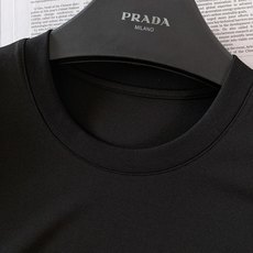 Prada 普拉达 2026SS春夏新品金色复古徽章刺绣短袖👕液氨丝光长绒棉冰凉丝滑,预缩抗洗不易发黄变 Prada 普拉达 2026SS春夏新品金色复古徽章刺绣短袖👕液氨丝光长绒棉冰凉丝滑,预缩抗洗不易发黄变