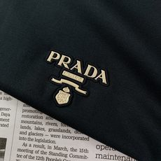 Prada 普拉达 2026SS春夏新品金色复古徽章刺绣短袖👕液氨丝光长绒棉冰凉丝滑,预缩抗洗不易发黄变 Prada 普拉达 2026SS春夏新品金色复古徽章刺绣短袖👕液氨丝光长绒棉冰凉丝滑,预缩抗洗不易发黄变