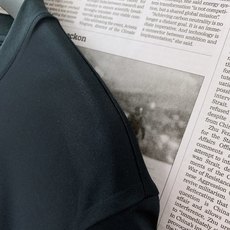 Prada 普拉达 2026SS春夏新品金色复古徽章刺绣短袖👕液氨丝光长绒棉冰凉丝滑,预缩抗洗不易发黄变 Prada 普拉达 2026SS春夏新品金色复古徽章刺绣短袖👕液氨丝光长绒棉冰凉丝滑,预缩抗洗不易发黄变