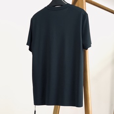 Prada 普拉达 2026SS春夏新品金色复古徽章刺绣短袖👕液氨丝光长绒棉冰凉丝滑,预缩抗洗不易发黄变 Prada 普拉达 2026SS春夏新品金色复古徽章刺绣短袖👕液氨丝光长绒棉冰凉丝滑,预缩抗洗不易发黄变